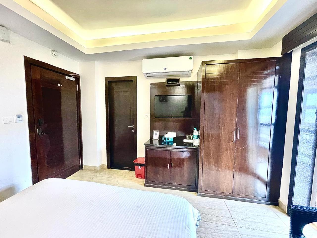 Gr Palace, In Front Of Sea-Beach With Breakfast, Swimming-Pool, Fully Air-Conditioned, Hotel With Parking Availability プリ エクステリア 写真
